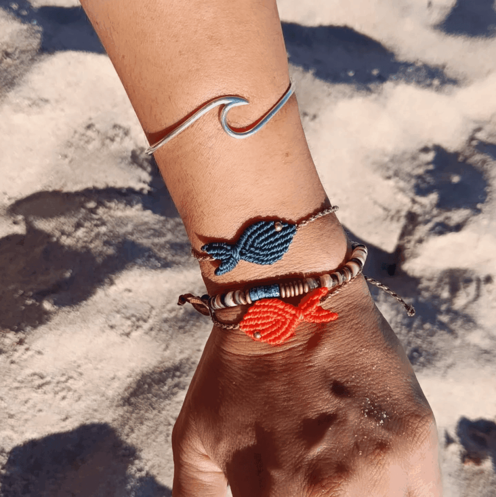 Mujer con varias pulseras en la playa