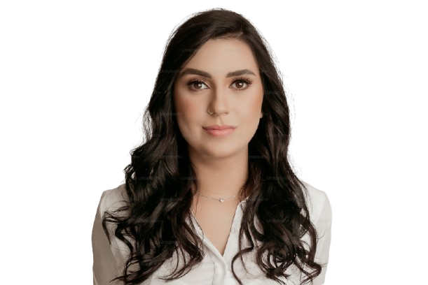 Mujer morena seria vestida de blanco